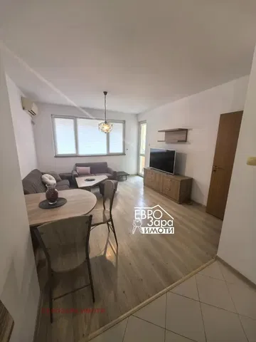 Soggiorno; luce naturale, pavimento in piastrelle, pavimento in legno