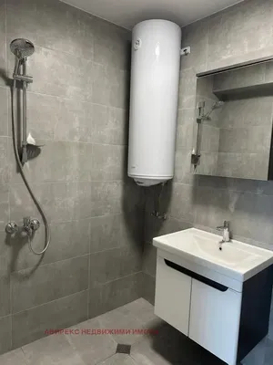 Bagno; scaldabagno, pavimento in piastrelle, ristrutturato, luce naturale, stile moderno