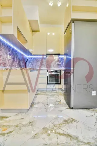 Cucina; elettrodomestici, pavimento in piastrelle, ristrutturato