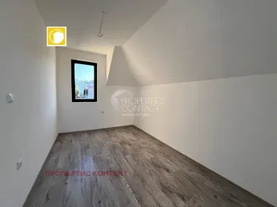 Ložnice; dřevěná podlaha, přirozené světlo, výhled