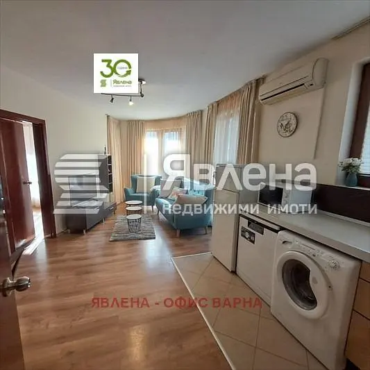 Dnevni boravak; pločice, drveni pod, prirodna svjetlost