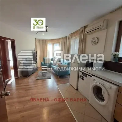 Dnevni boravak; pločice, drveni pod, prirodna svjetlost