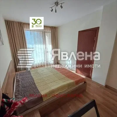 Spavaća soba; prirodna svjetlost, drveni pod