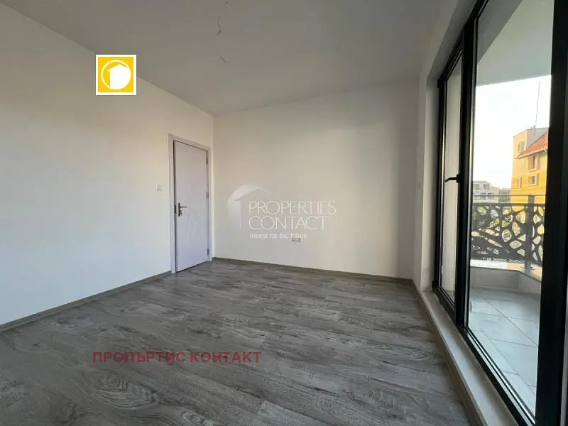 Obývací pokoj; dřevěná podlaha, výhled, přirozené světlo