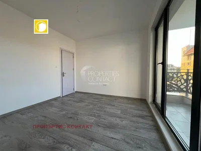 Obývací pokoj; dřevěná podlaha, výhled, přirozené světlo