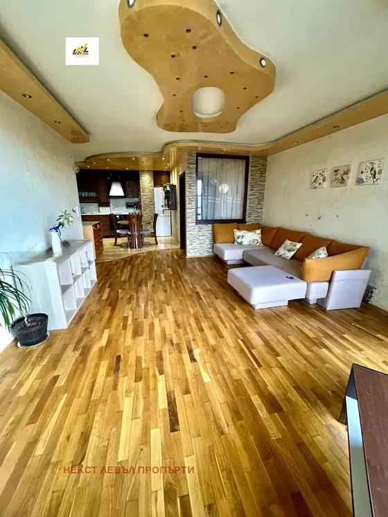 Soggiorno; pavimento in legno, luce naturale, stile moderno