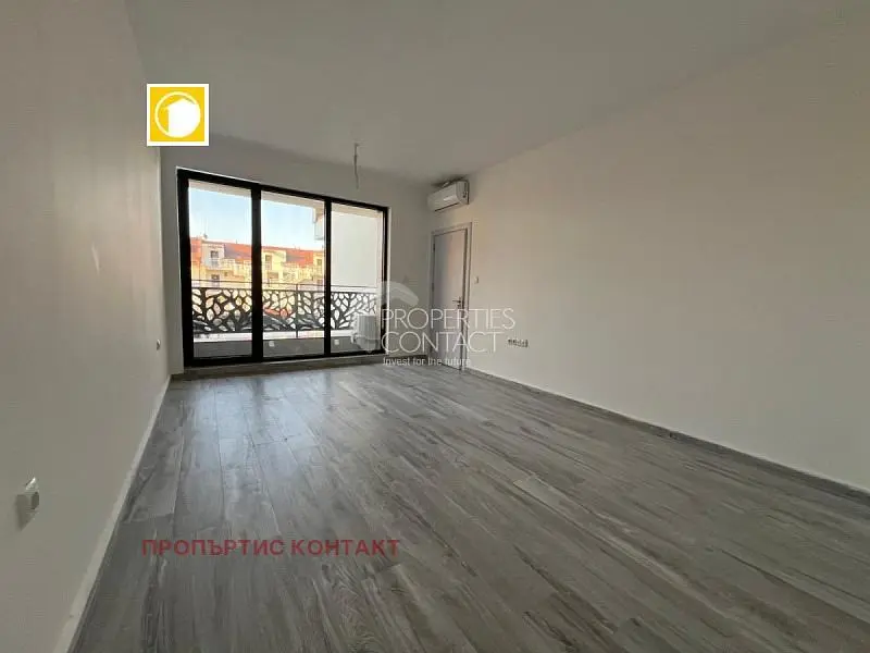 Obývací pokoj; výhled, dřevěná podlaha, přirozené světlo