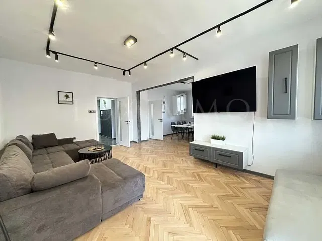 Soggiorno; luce naturale, pavimento in legno, stile moderno