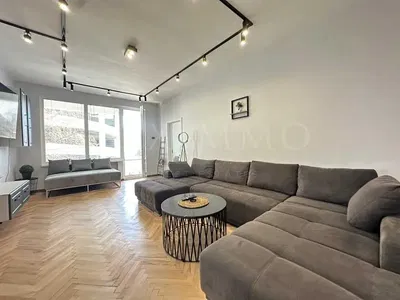 Dnevni boravak; prirodna svjetlost, drveni pod, moderan stil