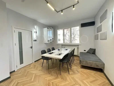 Dnevni boravak; drveni pod, prirodna svjetlost, moderan stil