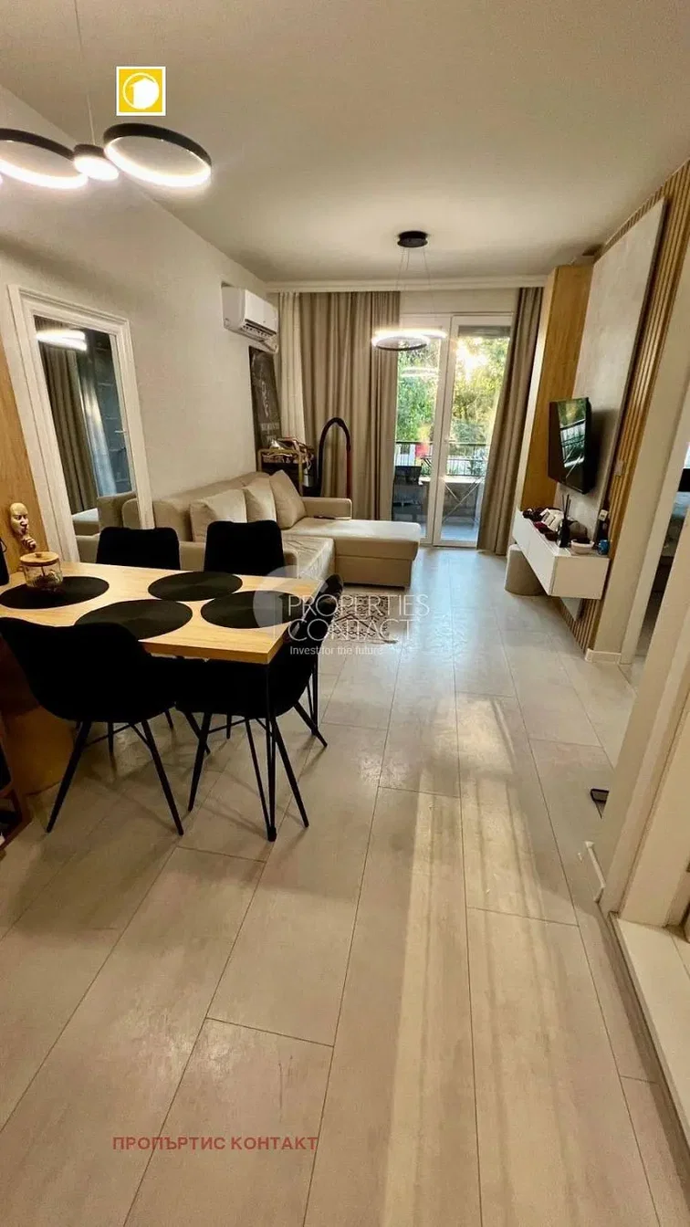 Salon; carrelage, lumière naturelle, style moderne