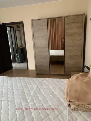 Spavaća soba; drveni pod, prirodna svjetlost, moderan stil