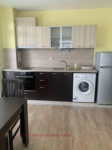 Cucina; elettrodomestici, pavimento in piastrelle