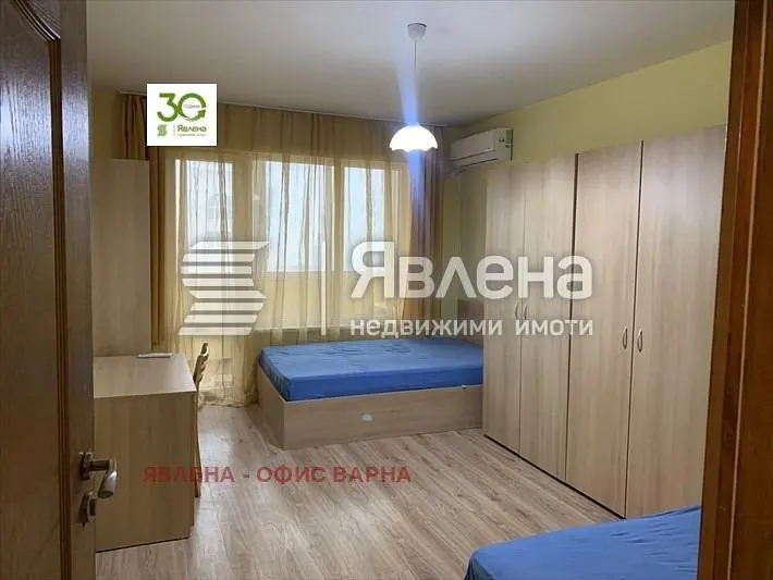 Spavaća soba; drveni pod, prirodna svjetlost