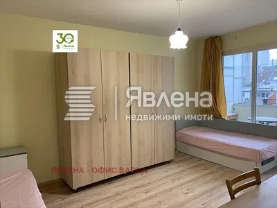 Spavaća soba; drveni pod, prirodna svjetlost