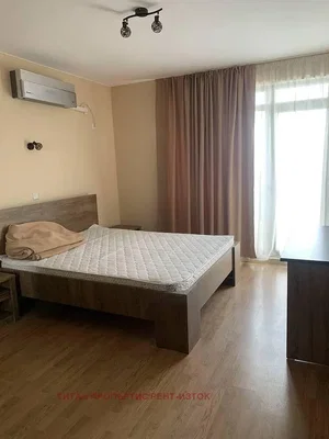 Spavaća soba; prirodna svjetlost, drveni pod