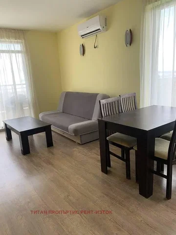 Soggiorno; pavimento in legno, luce naturale