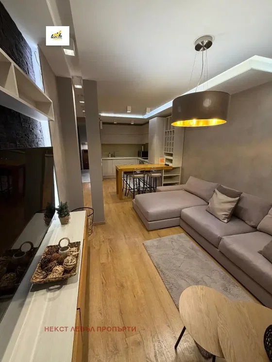 Soggiorno; stile moderno, pavimento in legno, luce naturale