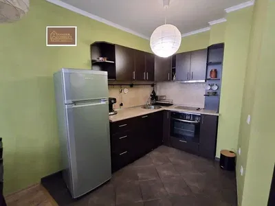 Cucina; elettrodomestici, pavimento in piastrelle