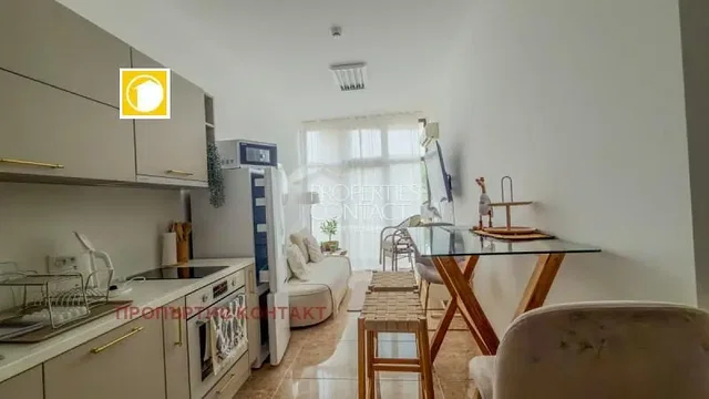 Cuisine; électroménager, carrelage, lumière naturelle