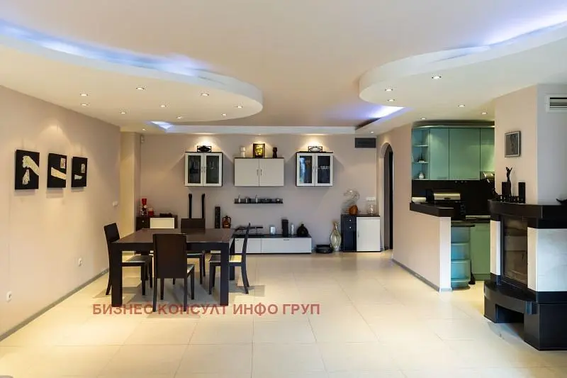 Кухиња; плочице, природно светло