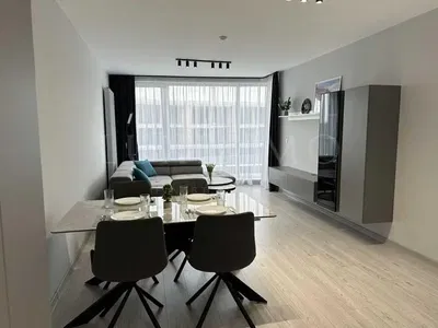 Dnevni boravak; prirodna svjetlost, moderan stil, drveni pod