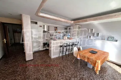 Kuhinja; kućanski aparati, pločice, prirodna svjetlost