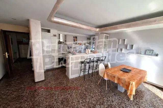 Kuhinja; kućanski aparati, pločice, prirodna svjetlost