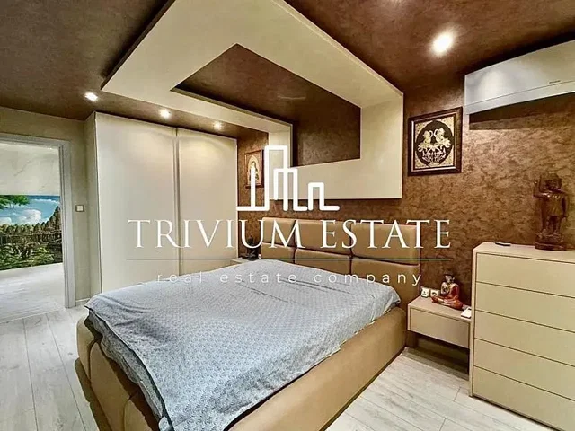 Camera da letto; pavimento in legno, luce naturale, stile moderno
