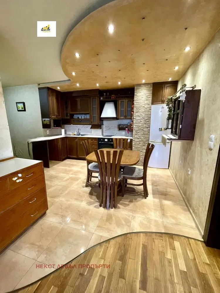 Cucina; pavimento in piastrelle, elettrodomestici