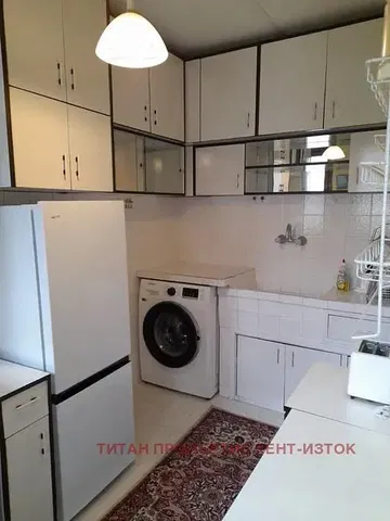 Cucina; elettrodomestici, pavimento in piastrelle