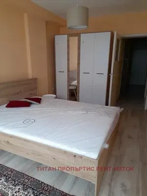 Camera da letto; pavimento in legno, luce naturale