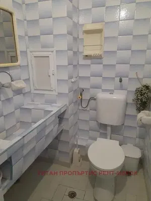 Toilette; pavimento in piastrelle, luce naturale, ristrutturato