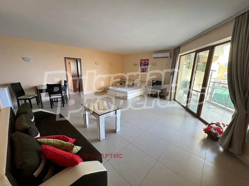 Dnevni boravak; pločice, prirodna svjetlost, moderan stil