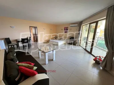 Dnevni boravak; pločice, prirodna svjetlost, moderan stil