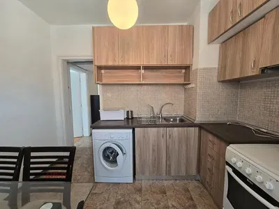 Cucina; elettrodomestici, pavimento in piastrelle, ristrutturato, luce naturale