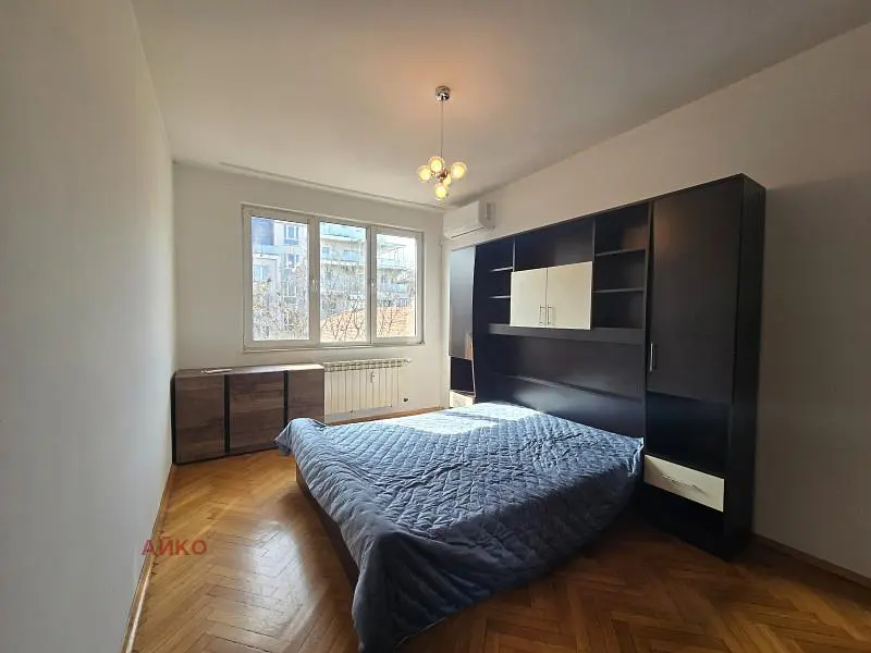 Camera da letto; pavimento in legno, luce naturale