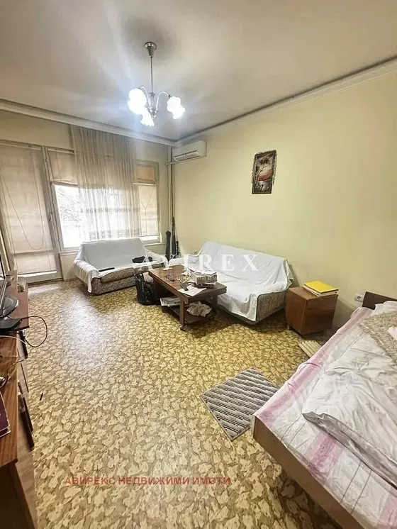 Дневна соба; природно светло, потребна реновација