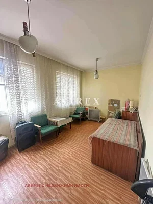 Спаваћа соба; природно светло, потребна реновација