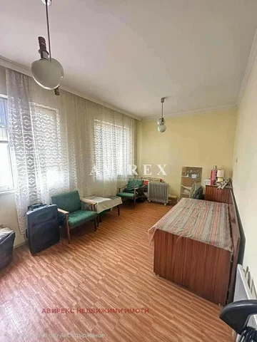 Спаваћа соба; природно светло, потребна реновација