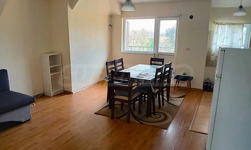 Kuhinja; drveni pod, prirodna svjetlost, moderan stil