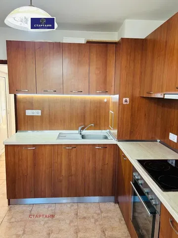 Cucina; elettrodomestici, pavimento in piastrelle