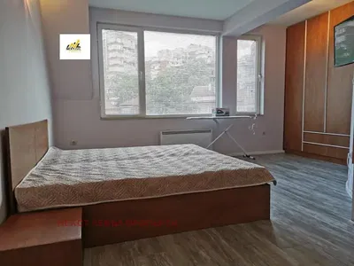 Spavaća soba; drveni pod, prirodna svjetlost, moderan stil