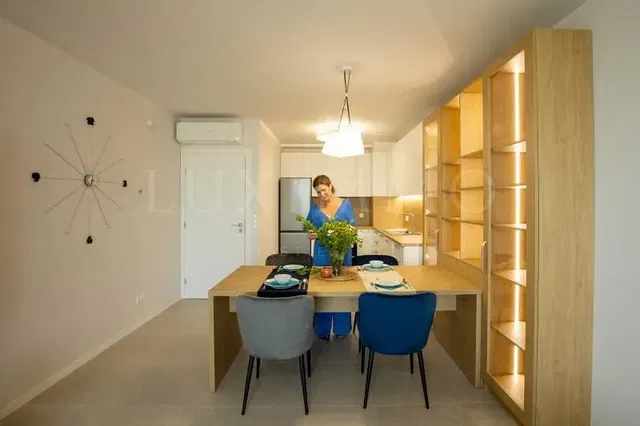 Cucina; stile moderno, luce naturale, pavimento in piastrelle, elettrodomestici