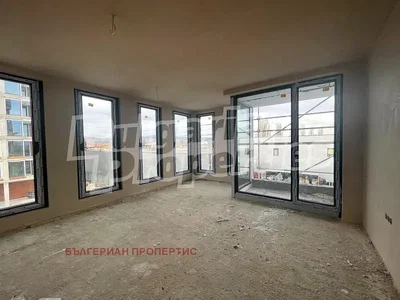 Дневна соба; поглед, потребна реновација, природно светло