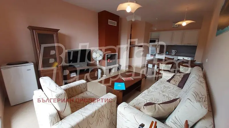 Dnevni boravak; kamin, prirodna svjetlost