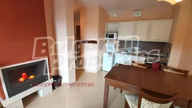 Cucina; camino, pavimento in piastrelle