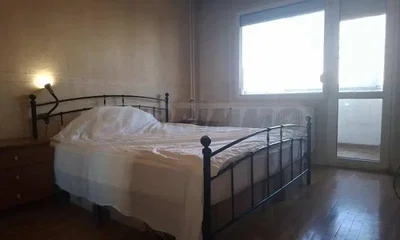 Spavaća soba; prirodna svjetlost, drveni pod