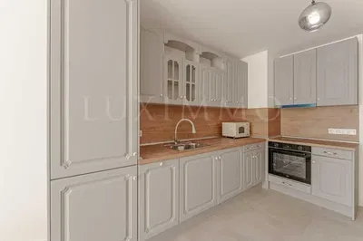 Cucina; elettrodomestici, pavimento in piastrelle, ristrutturato, luce naturale