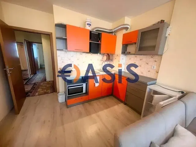 Кухиња; кухињски апарати, дрвени под, природно светло